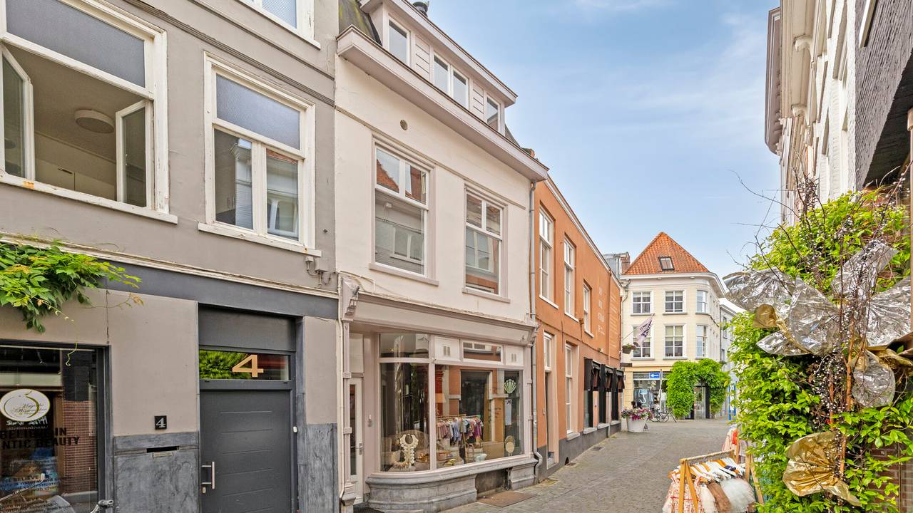Winkelpand met bovenwoning aan de Kortemeestraat (foto: Helmig Makelaardij).