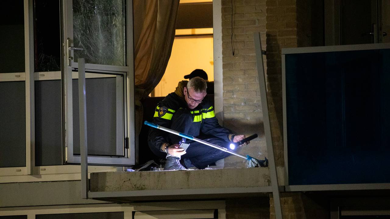Ontploffing explosief laat balkon gedeeltelijk omlaag vallen (foto: Christian Traets/SQ Vision).