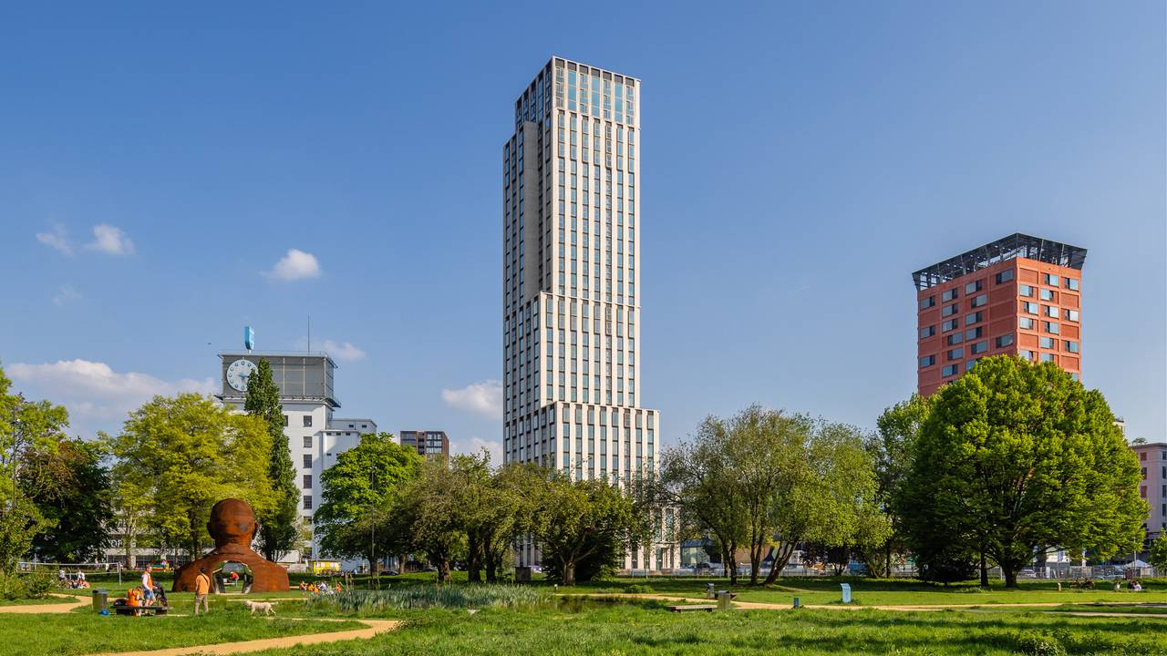 De hoogste woontoren van Eindhoven Lighthouse staat naast het Klokgebouw (foto: Bas Gijselhart / SDK Vastgoed).