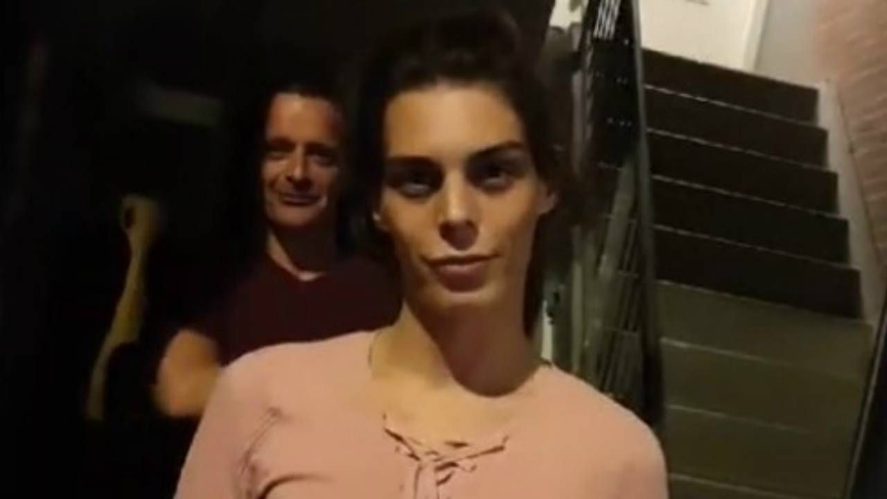 Kim is totaal verrast wanneer ze thuis te horen krijgt dat ze nieuwe Miss Gay Holland is.