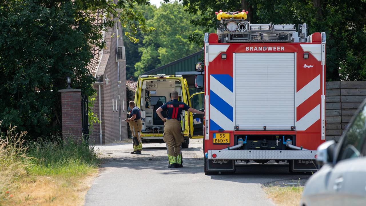 Diverse hulpverleners kwamen naar het terrein aan de Maststraat in Nispen (foto: Christian Traets/SQ Vision).