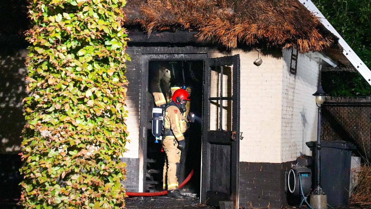 Het pompenhuis in Deurne liep bij de brand aanzienlijke schade op (foto: Harrie Grijseels/SQ Vision).