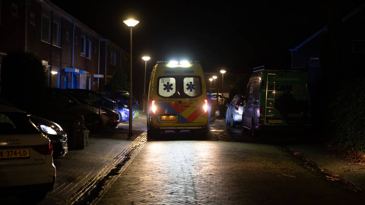 Het slachtoffer is na de steekpartij in Sprundel in een ambulance naar een ziekenhuis gebracht (foto: Christian Traets/SQ Vision).