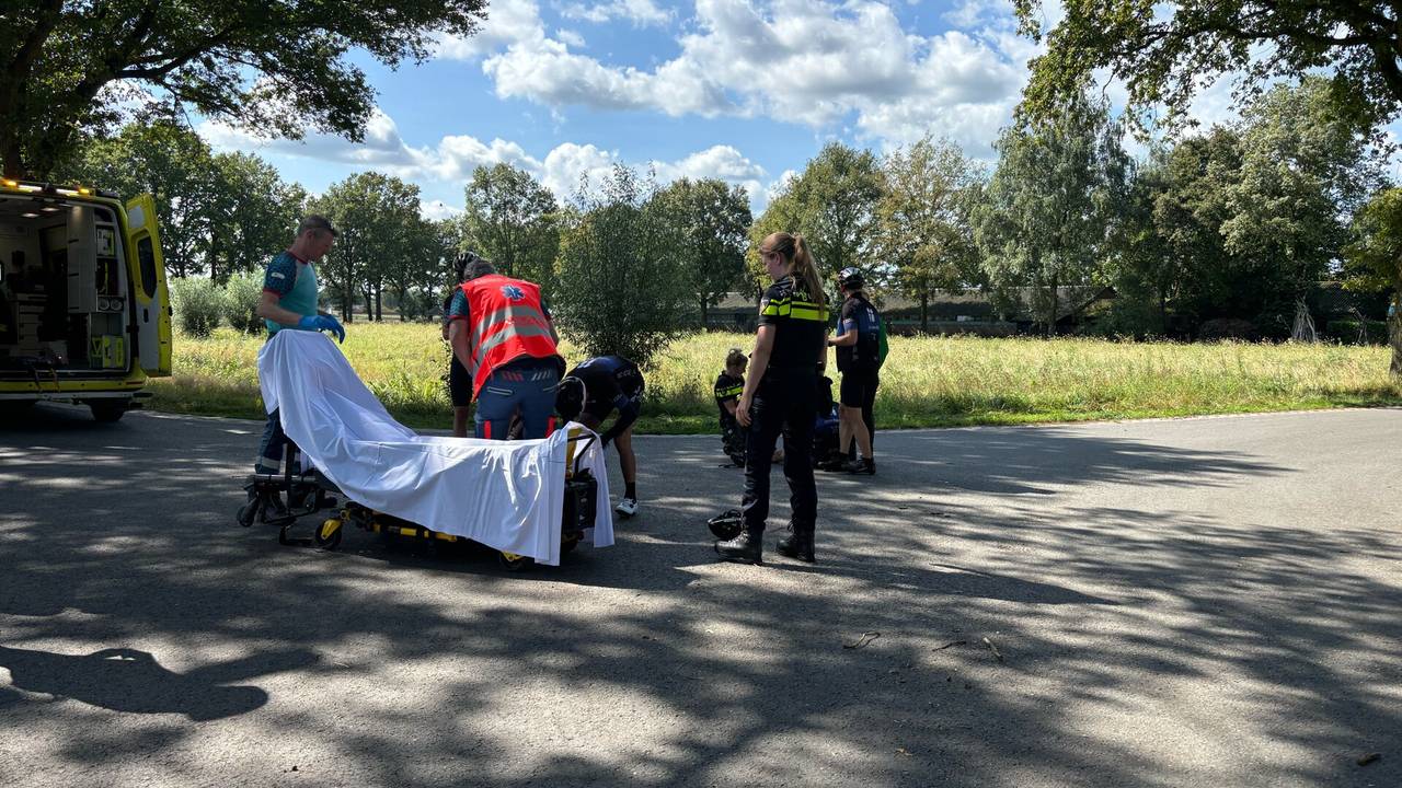 De twee wielrenners raakten lichtgewond (foto: Marco van den Broek/SQ Vision).