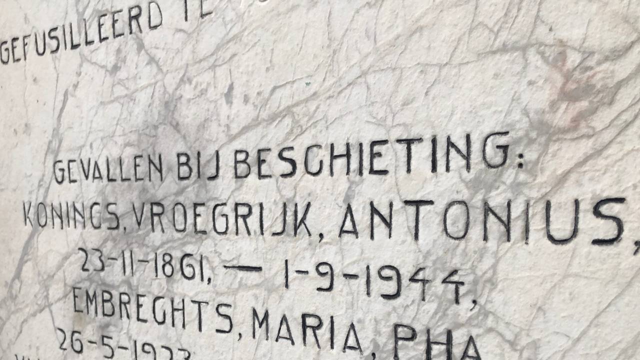 Een van de slachtoffers wordt herdacht op een plaquette bij de kerk in Rucphen (foto: Willem-Jan Joachems).