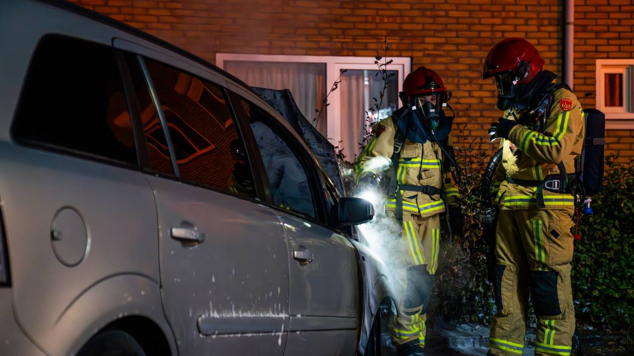 Auto verwoest bij brand (foto: Dave Hendriks/SQ Vision).