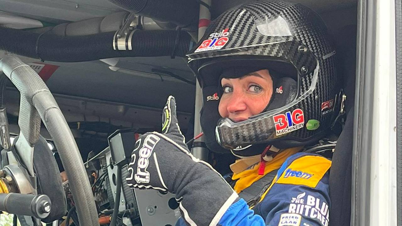 Anja van Loon straalt na eerste rit in racetruck voor Dakar: 'Echt vet ...