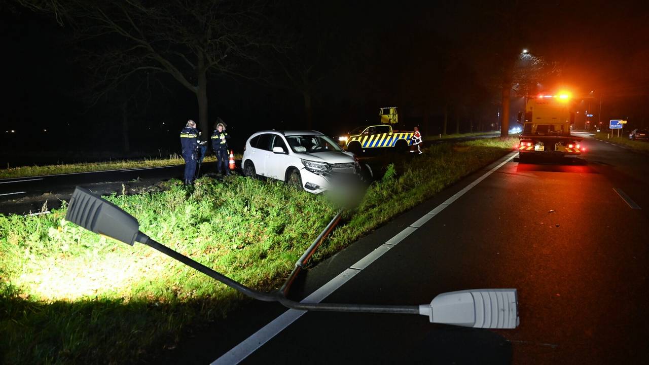 De vrouw reed met haar de auto een lichtmast in de middenberm van de N65 omver (foto: Toby de Kort/SQ Vision).