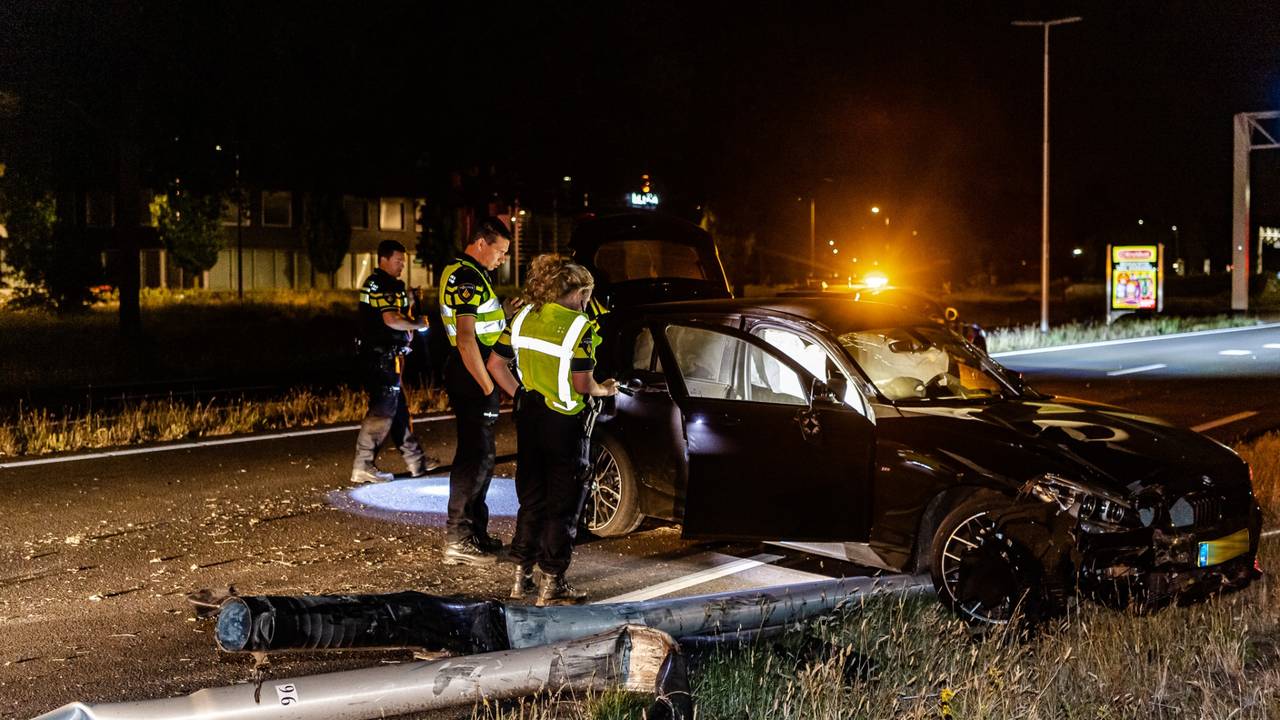 Auto rijdt lantaarnpalen omver. (Foto: Jack Brekelmans / SQ Vision)