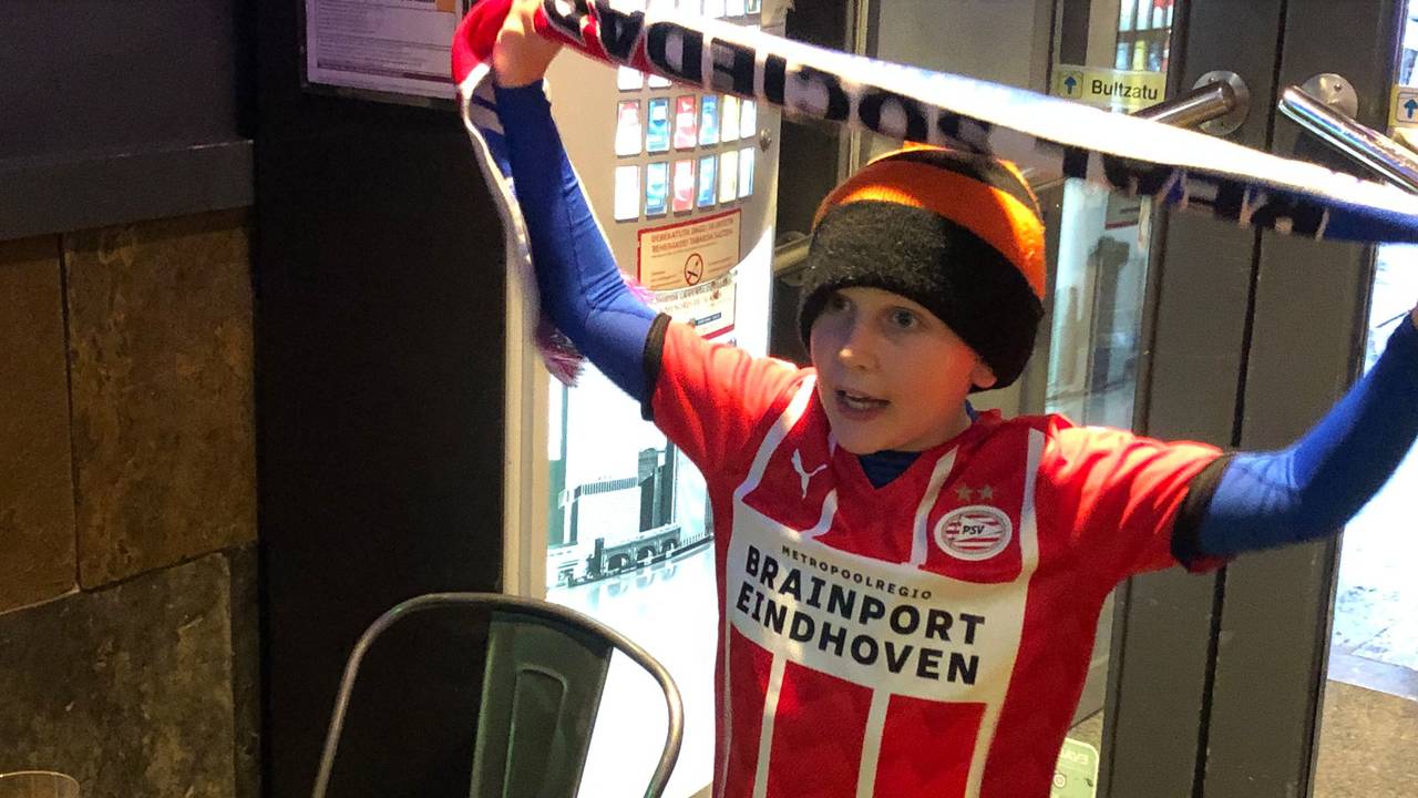 PSV supporters in kroeg in San Sebastian