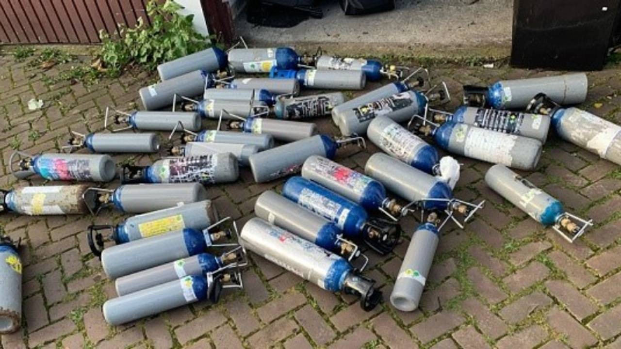 De in beslaggenomen lachgascilinders (bron: politie).