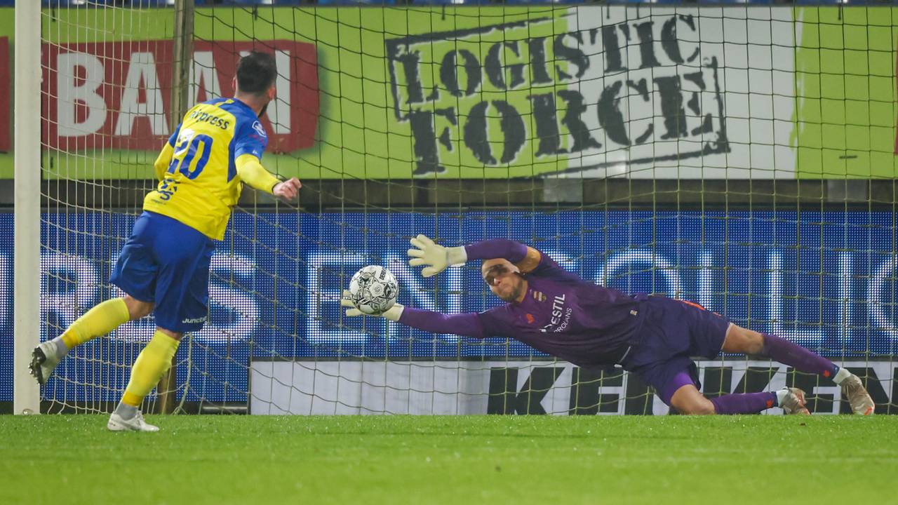 Timon Wellenreuther zit in de buurt, maar kan de strafschop niet stoppen (foto: Orange Pictures).