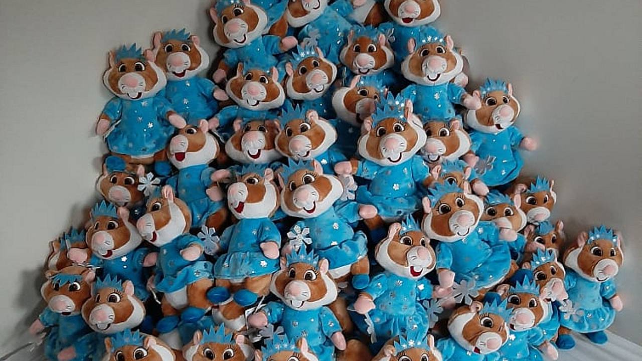 De pluchen hamsters moeten Miriams eenzame lotgenootjes de feestdagen door helpen.