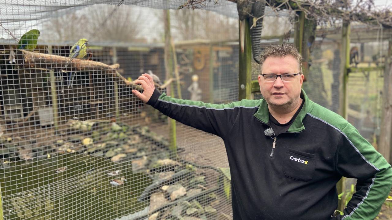 Ado bij een van zijn volières.