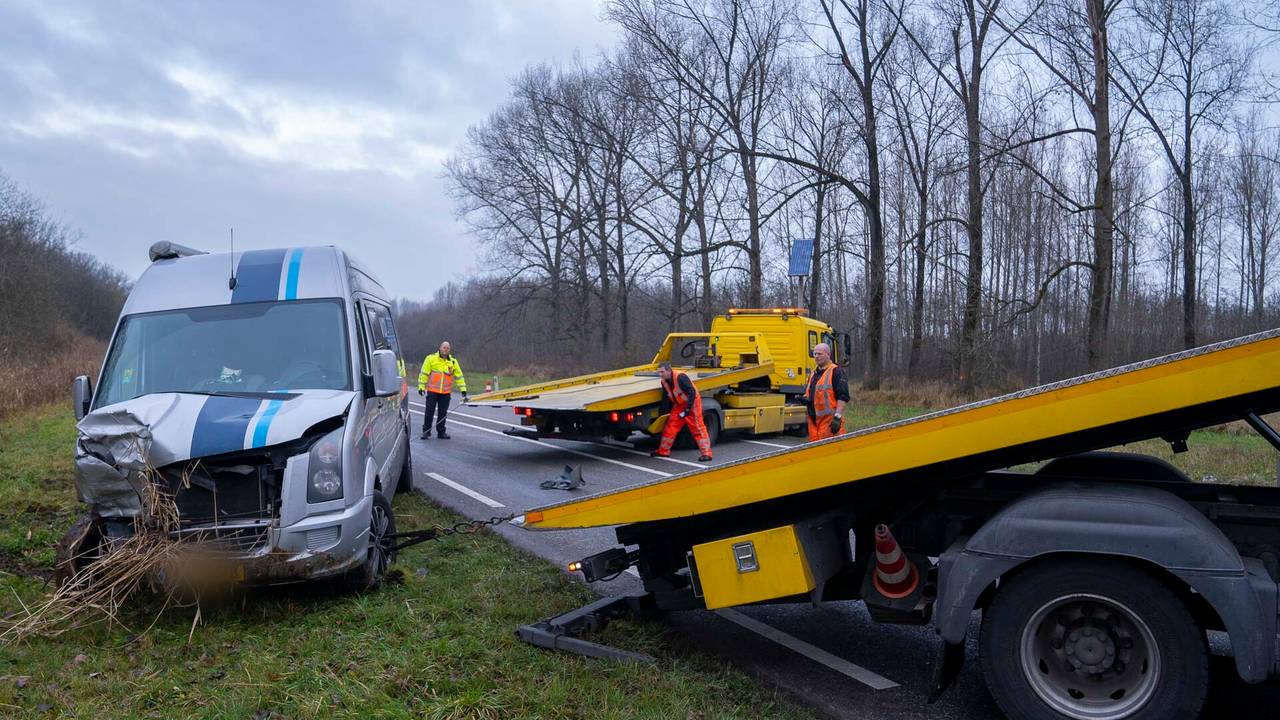 Twee bergers moesten het busje uit de sloot trekken (foto: Jurgen Versteeg/ SQ Vision)