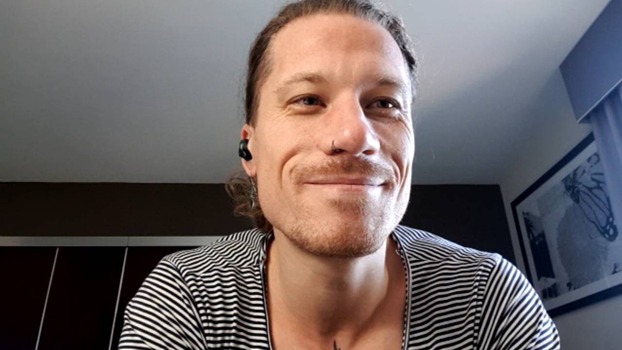 Zanger Robin Borneman in Amerika tijdens een videogesprek met Omroep Brabant (foto: Omroep Brabant) 