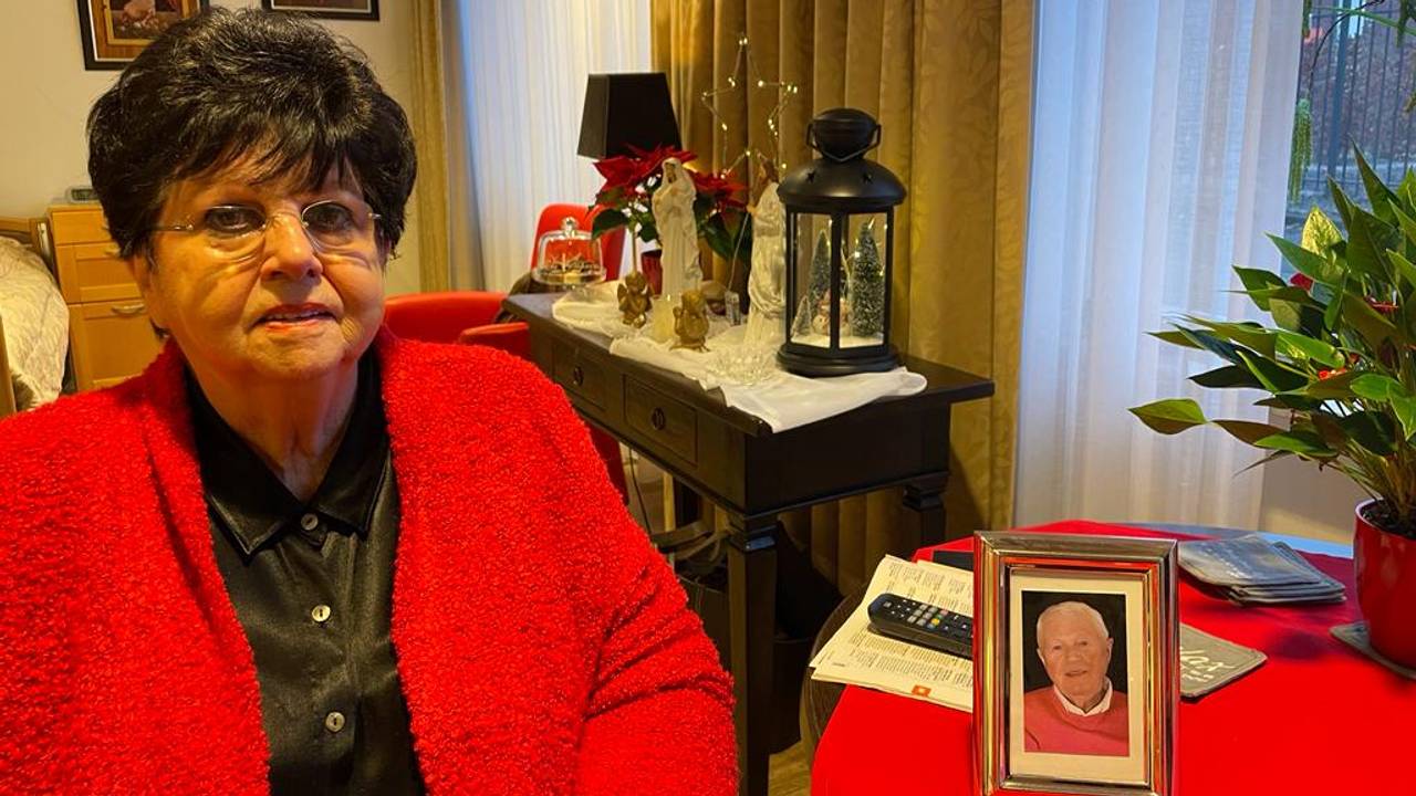 José van Meerendonk met een foto van haar man (foto: Bas Crommentuijn).