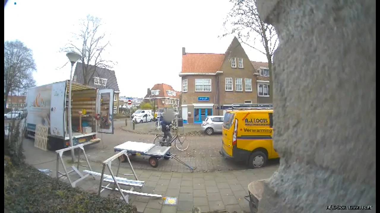 De diefstal uit de bus, gefilmd door een Ring-deurbel