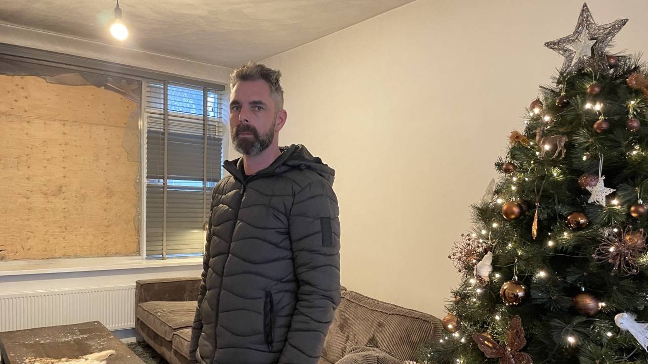 Mark voor het raam van zijn huis aan de Vaartbroek in Eindhoven (foto: Tonnie Vossen).