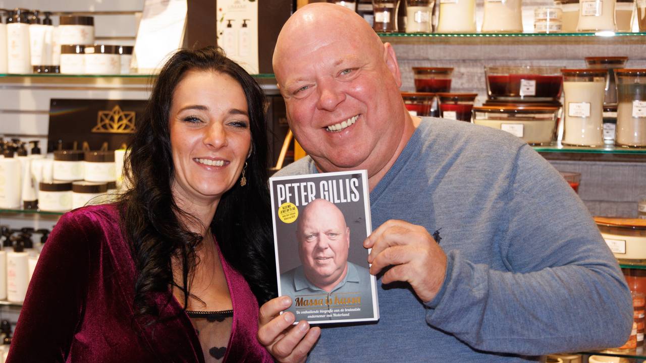 Peter Gillis met zijn vriendin Nicole tijdens de signeersessie. (Foto: ANP)