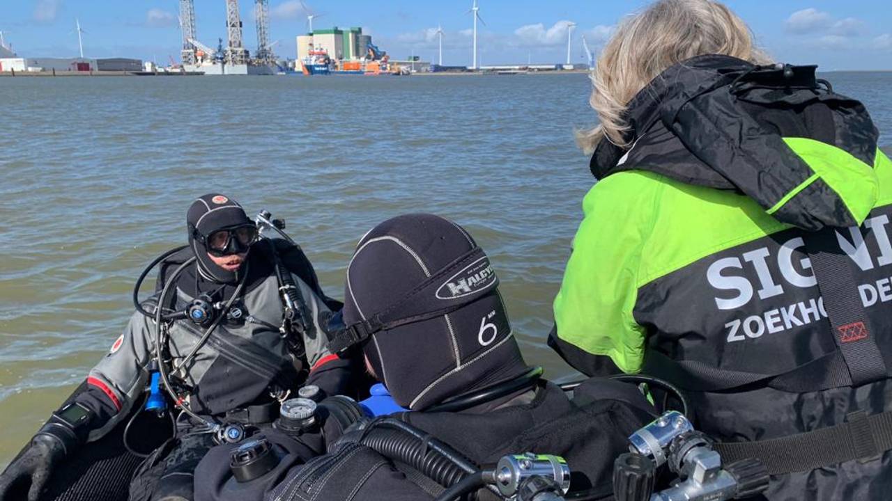 Een team van Signi Zoekhonden aan het werk op het water (foto door: Signi Zoekhonden).