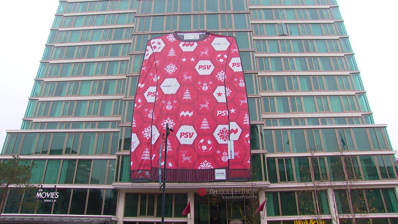 Een mega-kersttrui aan de gevel van het NH-hotel in Eindhoven
