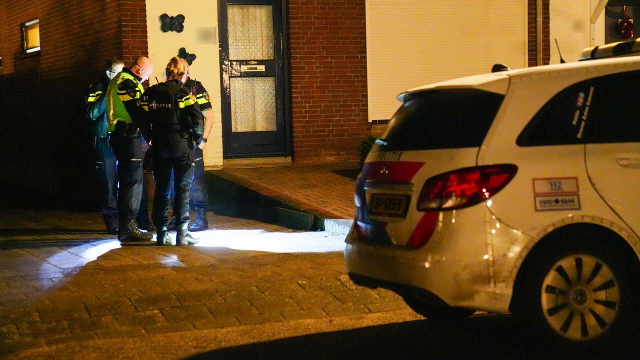De politie tijdens haar onderzoek (foto: Harrie Grijseels/SQ Vision Mediaprodukties).