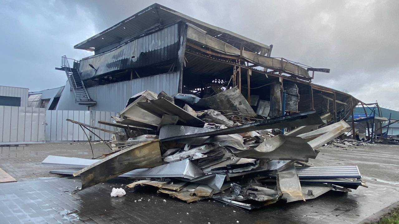 Van het gebouw bleef weinig over.