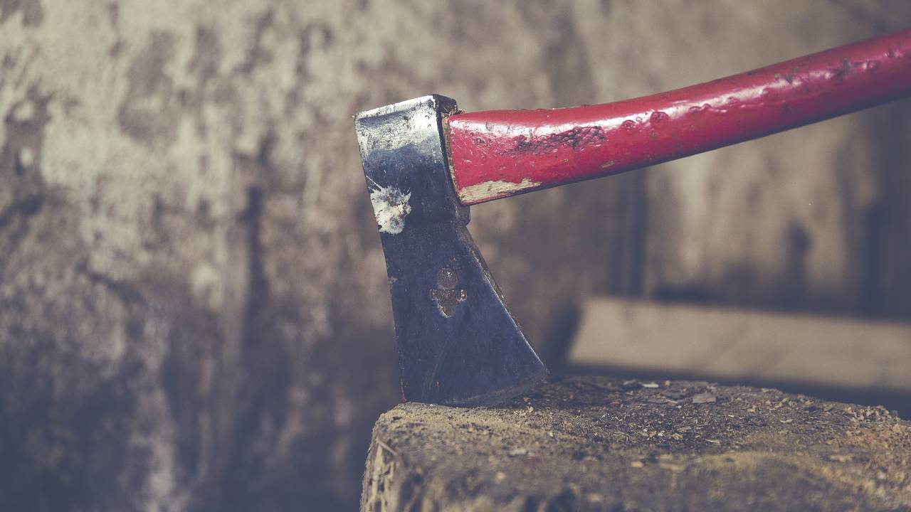De man had een bijl bij zich (foto: Pixabay).