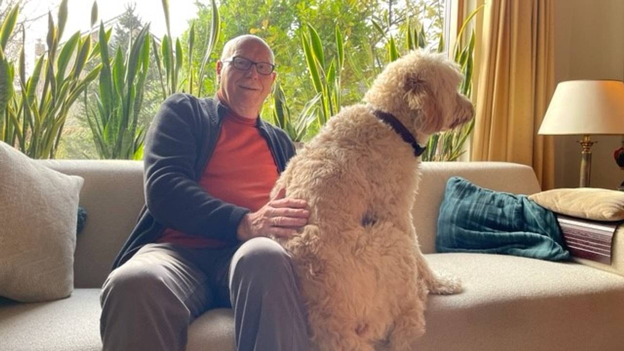 Bert is bezorgd om zijn hond Biddy, door het vuurwerk is ze zo bang dat ze kalmeringsmedicatie krijgt.