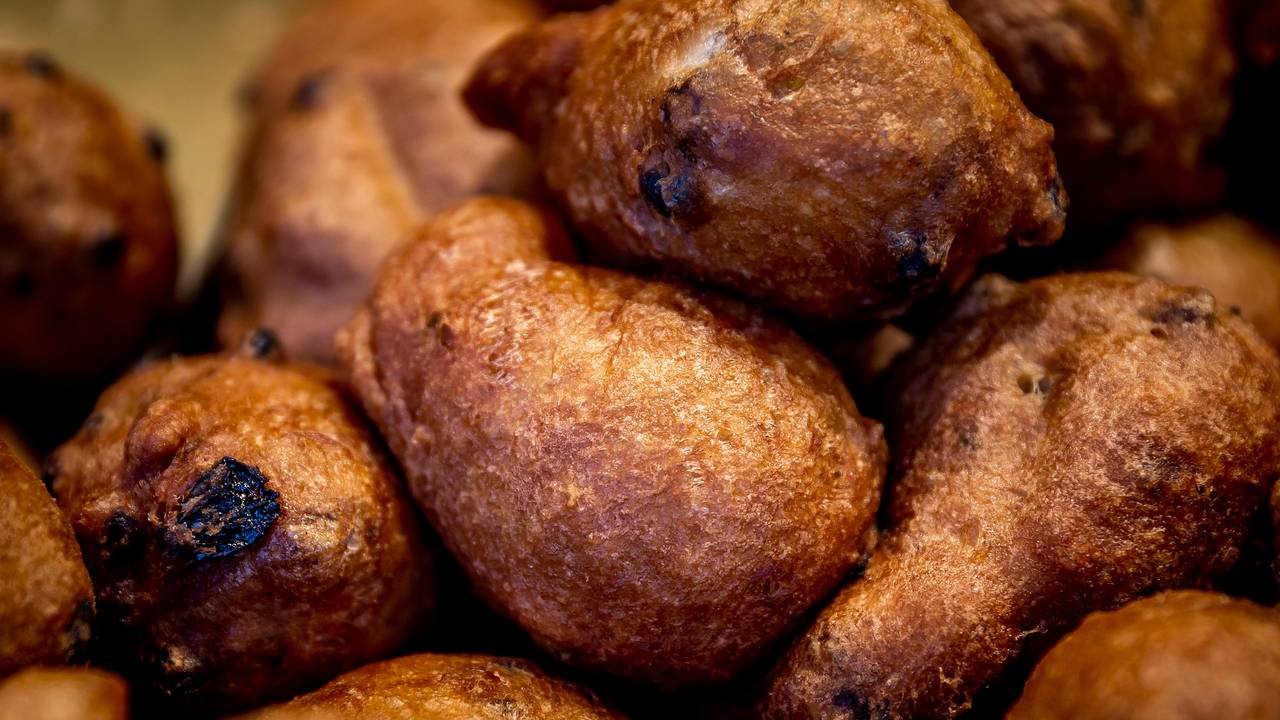 Bij de meeste Nederlanders staat tijdens oudejaarsavond een schaal oliebollen op tafel. (foto: ANP 2021/Remko de Waal).