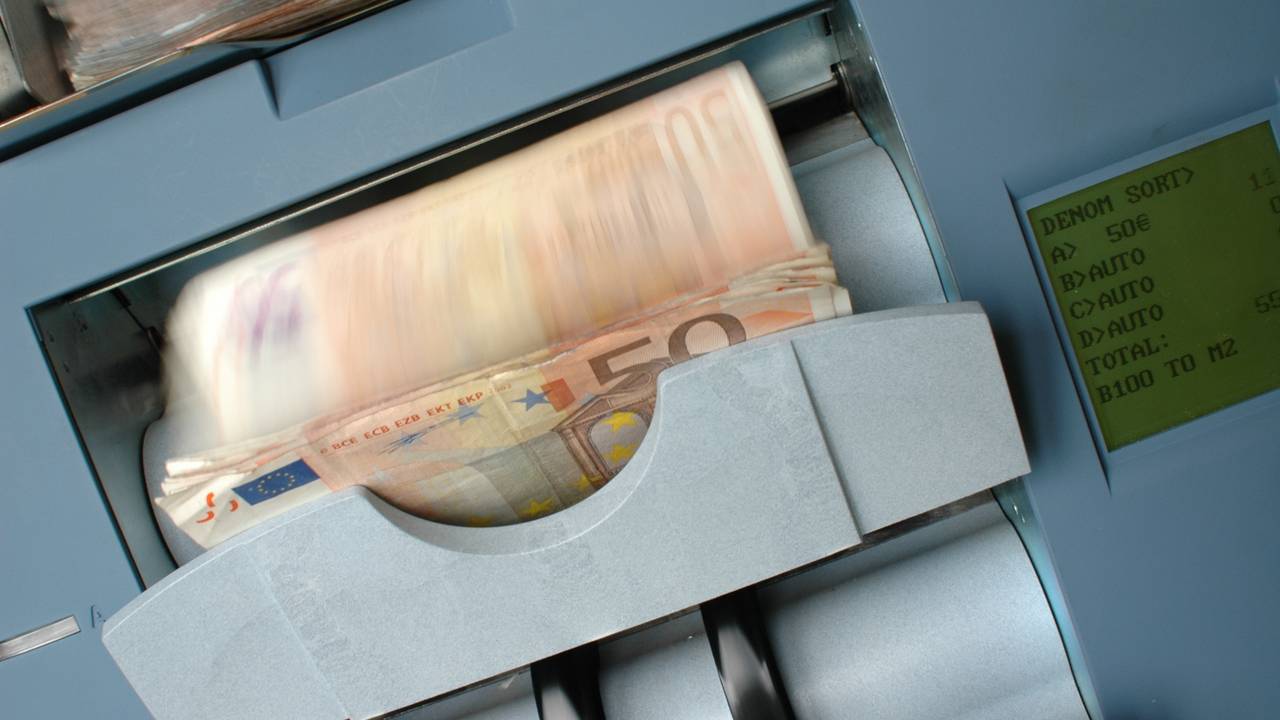 Naar de bank en pinnen maar (foto: Pexels/ Pxabay).