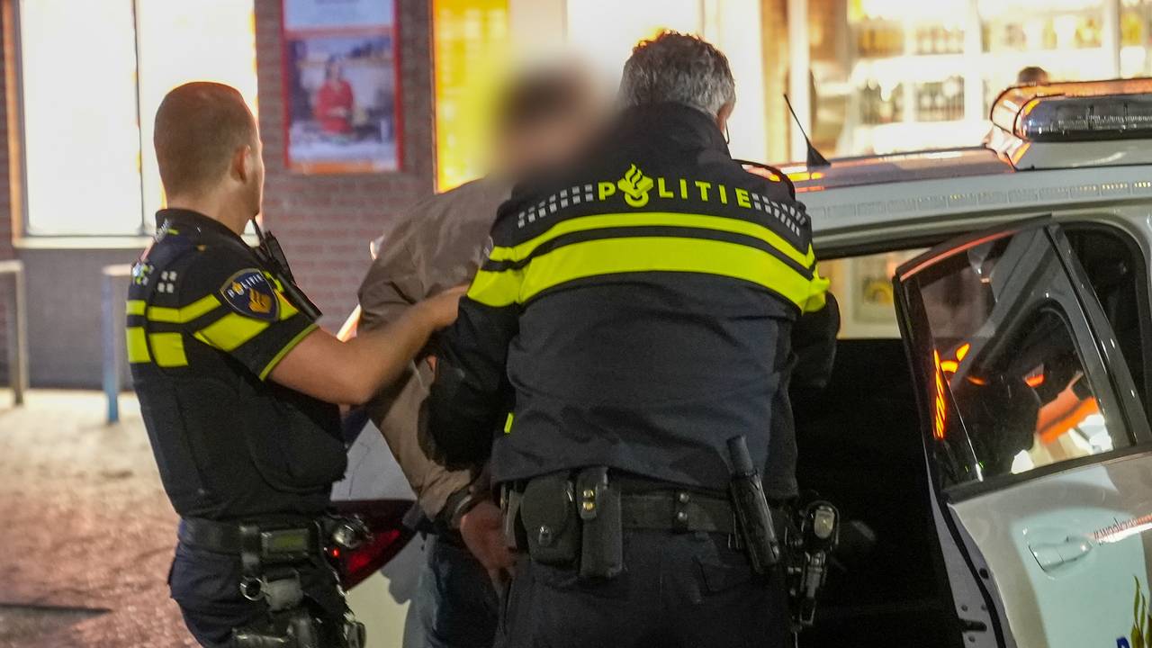 Agenten voeren de verdachte af (foto: Gabor Heeres/SQ Vision Mediaprodukties).