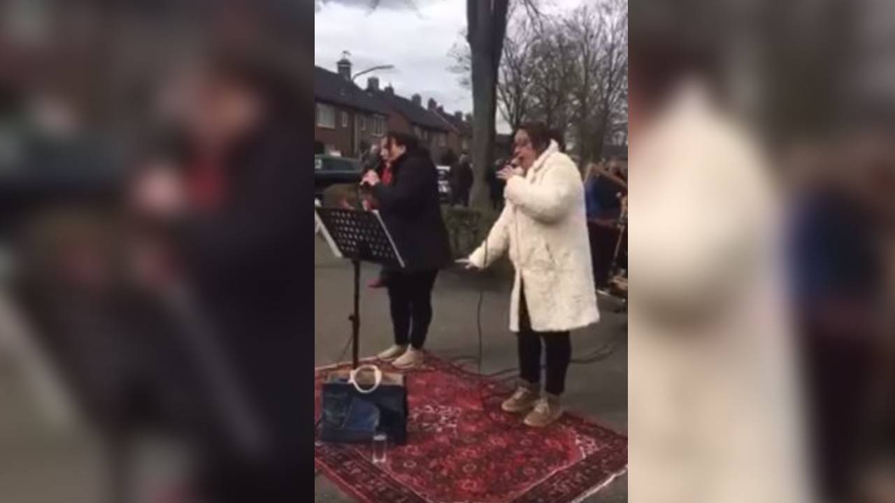 Erica en Irma terwijl ze bevlogen hun boodschap proberen over te brengen (foto: Facebook).