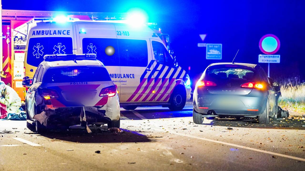 De politiewagen (links) en de personenauto die bij de fatale botsing betrokken waren (foto: Dave Hendriks/SQ Vision Mediaprodukties).