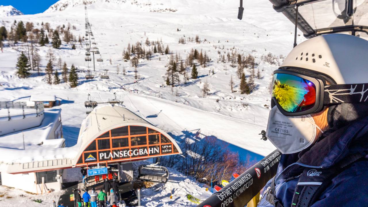  Wintersporters in het skigebied van Tirol, waar het nieuws over de dreigende quarantaineplicht veel ophef veroorzaakt (foto:. ANP 2021/Lex van Lieshout). 