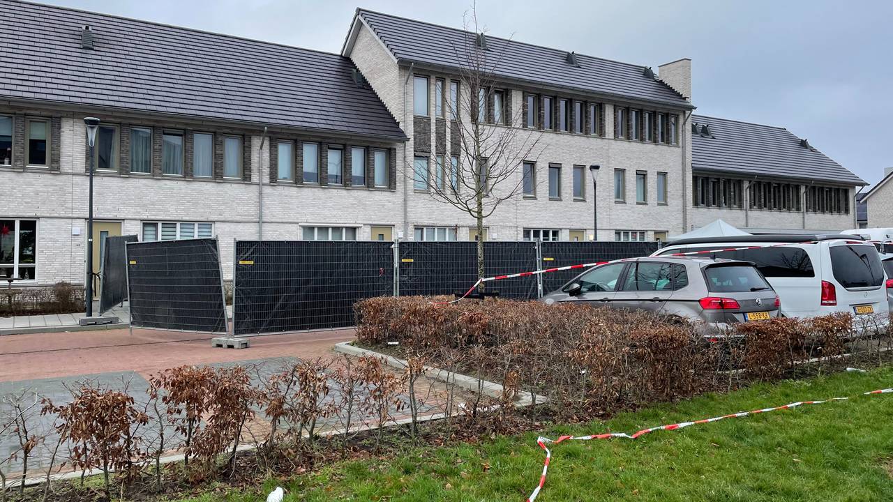 Het huis werd na de steekpartij afgeschermd (foto: Imke van de Laar).