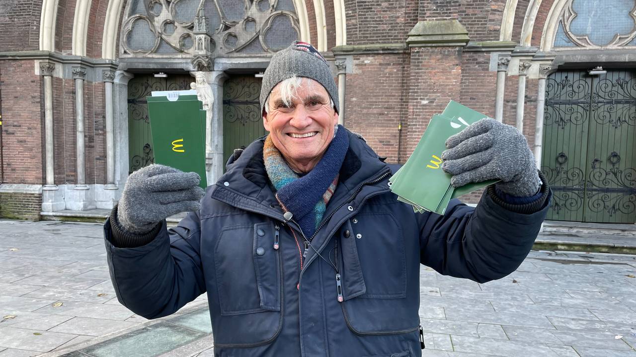 Hugo deelt voedselbonnen uit aan daklozen in Eindhoven (foto: Imke van de Laar).