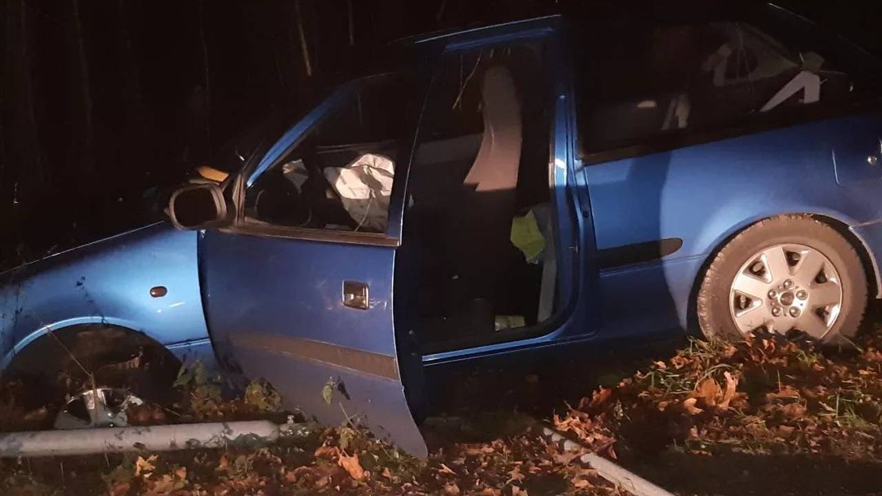 De bestuurder van deze auto is spoorloos (foto: politie Best-Oirschot/Facebook)