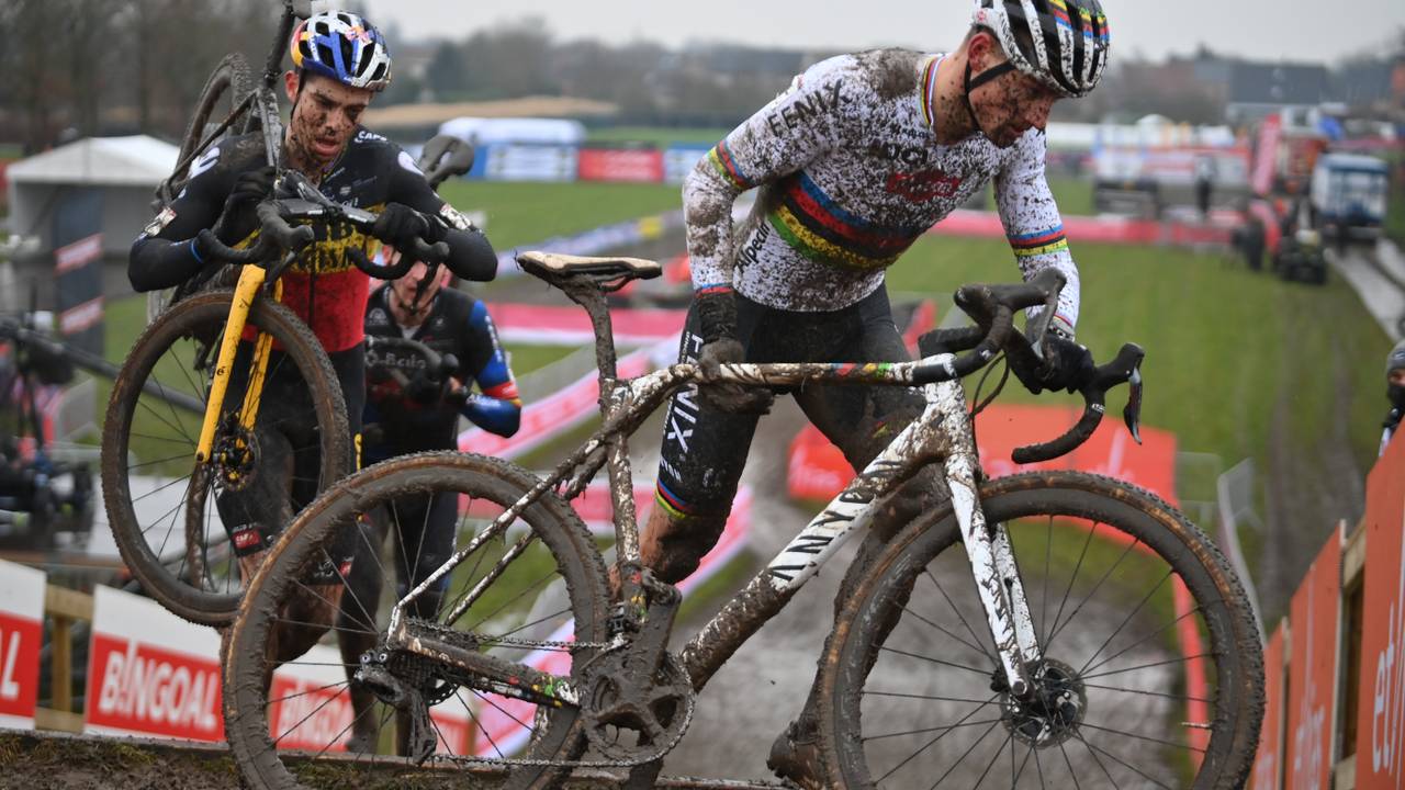 Van Aert en Van der Poel bij de wedstrijd in Dendermonde. Foto: ANP