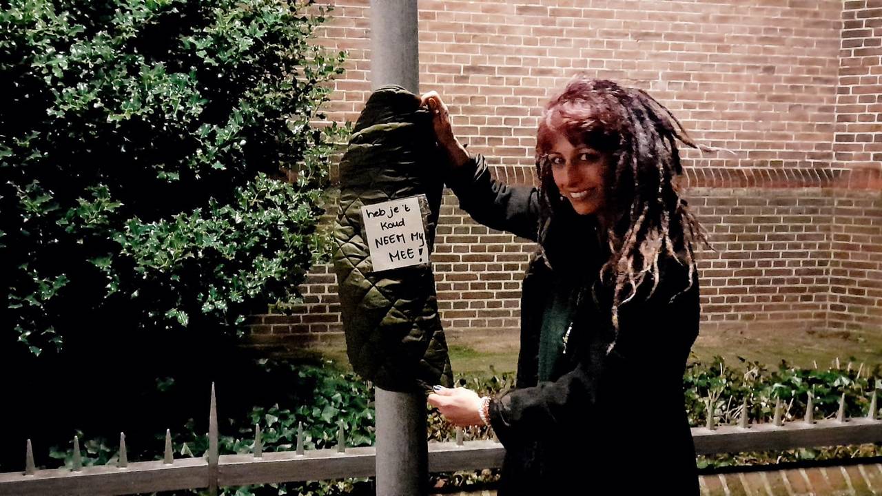 Eén van de vrijwilligers hangt een jas op (privéfoto).