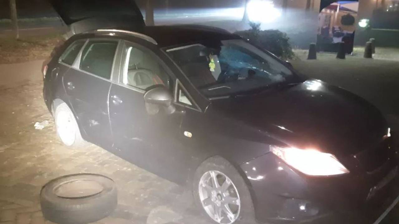 Twee kapotte banden (foto: Facebook Politie Oirschot). 