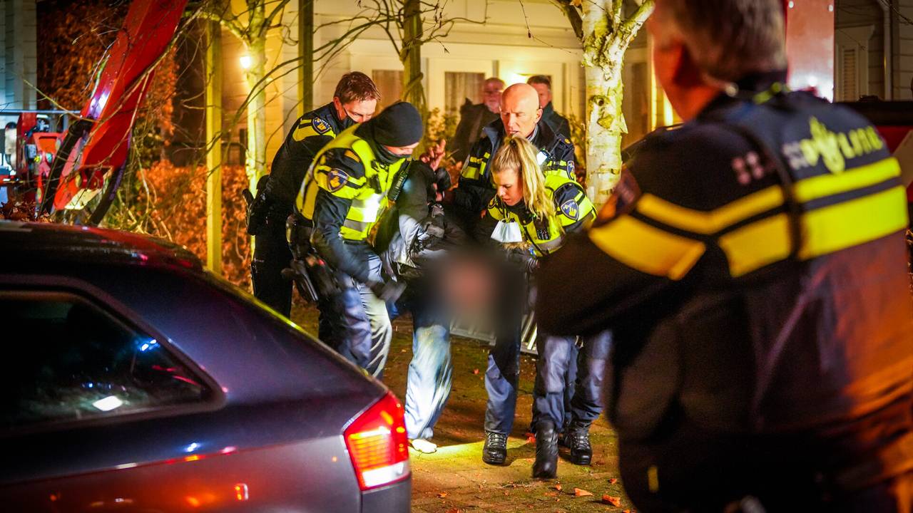 Verwarde man wordt van het dak gehaald (foto: SQ Vision).