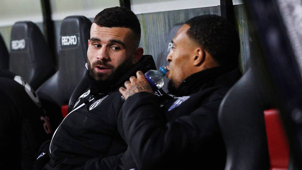 Rai Vloet op de bank bij Heracles Almelo zaterdag (foto: ANP 2022/Jeroen Putmans).