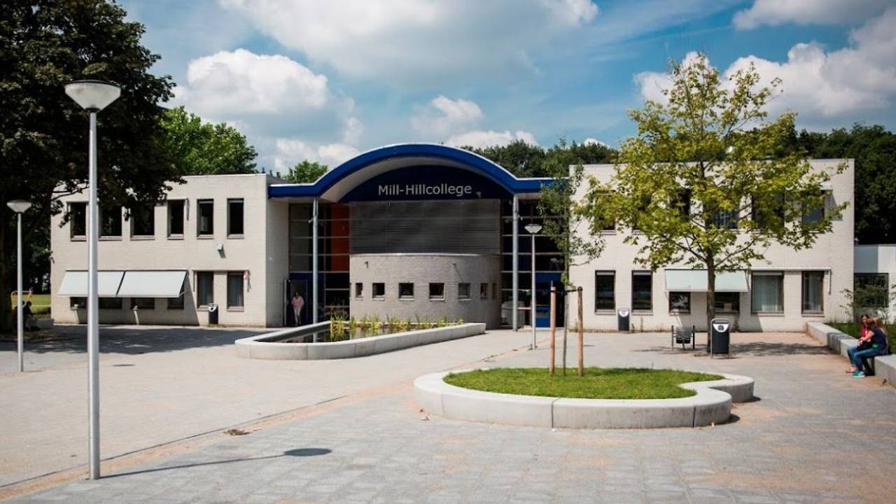 Leerlingen van het Mill Hill college in Goirle krijgen na een week school alweer online les (beeld: Gooogle Maps).