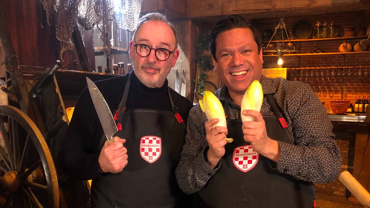 Danny Jansen en Nol Havens koken met witlof.
