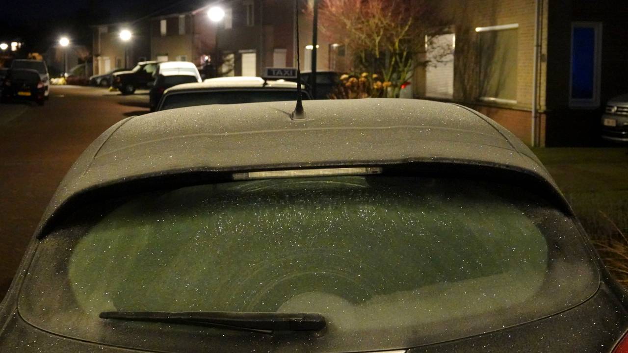 Veel automobilisten moesten vrijdagochtend vroeg autoruiten krabben (foto: Ben Saanen).