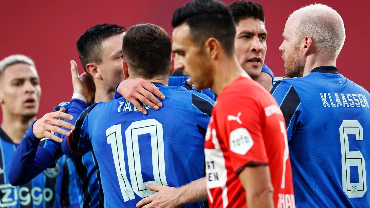 Juichende Ajacieden voor een teleurgestelde Eran Zahavi (foto: ANP 2022/Maurice van Steen).