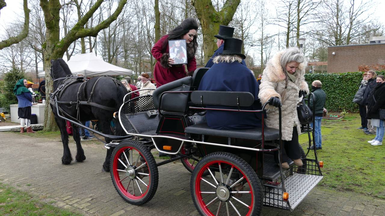 Dochter Lisa-Marie en haar moeder kwamen in een koets aan. Foto: Marga Klaasen Bos.