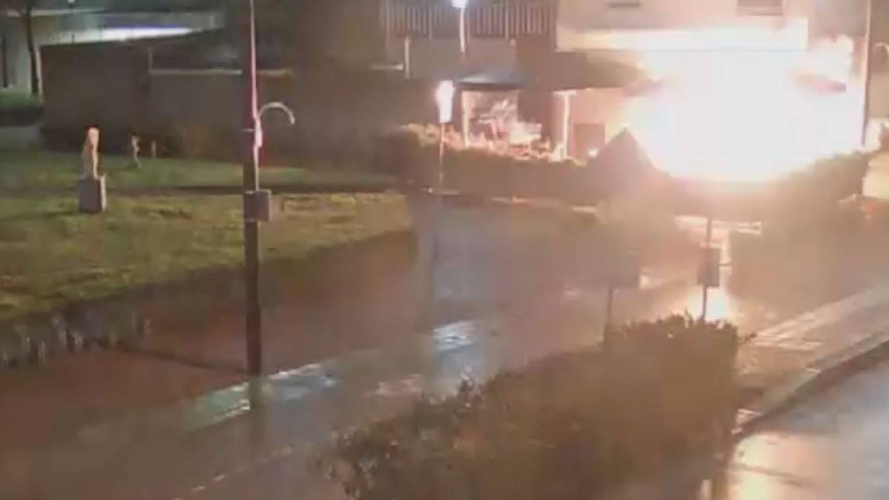 Explosie blaast de deuren uit café Appie's Premium Bar (foto: Bureau Brabant).